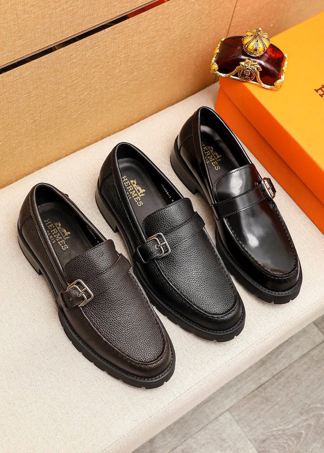 Men's shoes 💰460 💐 Product trademark: HERMES "Hermès" casual leather shoes Regular size: 39-44 (38.45🉑️customized) Product materials: Selected imported first-layer pebbled cowhide leather upper + classic hardware buckle, imported water-dyed 🐂 cowhide lining. Strong three-dimensional visual effect, non-slip and wear-resistant rubber outsole Color: 2⃣️colors available
